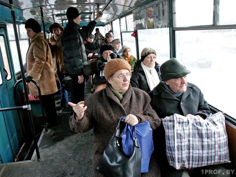 Пенсионерам нужен проездной. Пенсионеры в автобусе. Бабки в трамвае. Пенсионеры в трамвае. Пенсионер в маршрутке.