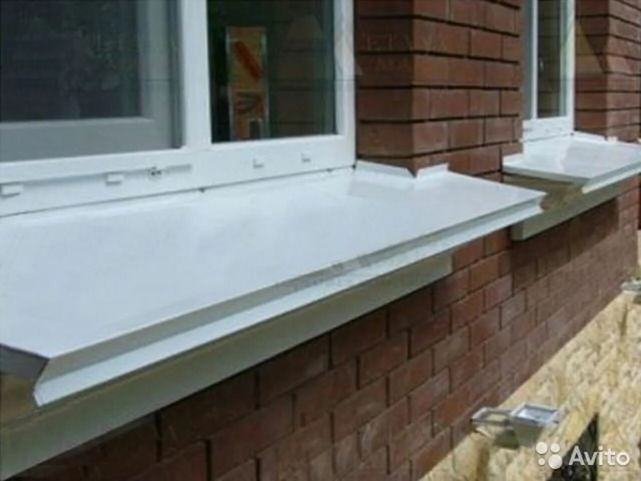 Откос, отлив, аквилон. Отлив оконный 7024. Как называется подоконник со стороны. Как называется подоконник со стороны. Подоконник пластиковый толщина 15 мм.