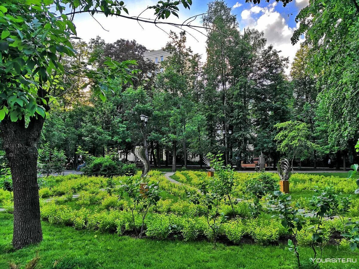 Зелено защитные зоны. Новослобоцкий парк Москва. Москва Новослободский парк Новослободский парк. Парковая зеленая зона. Дендропарк зеленая роща.