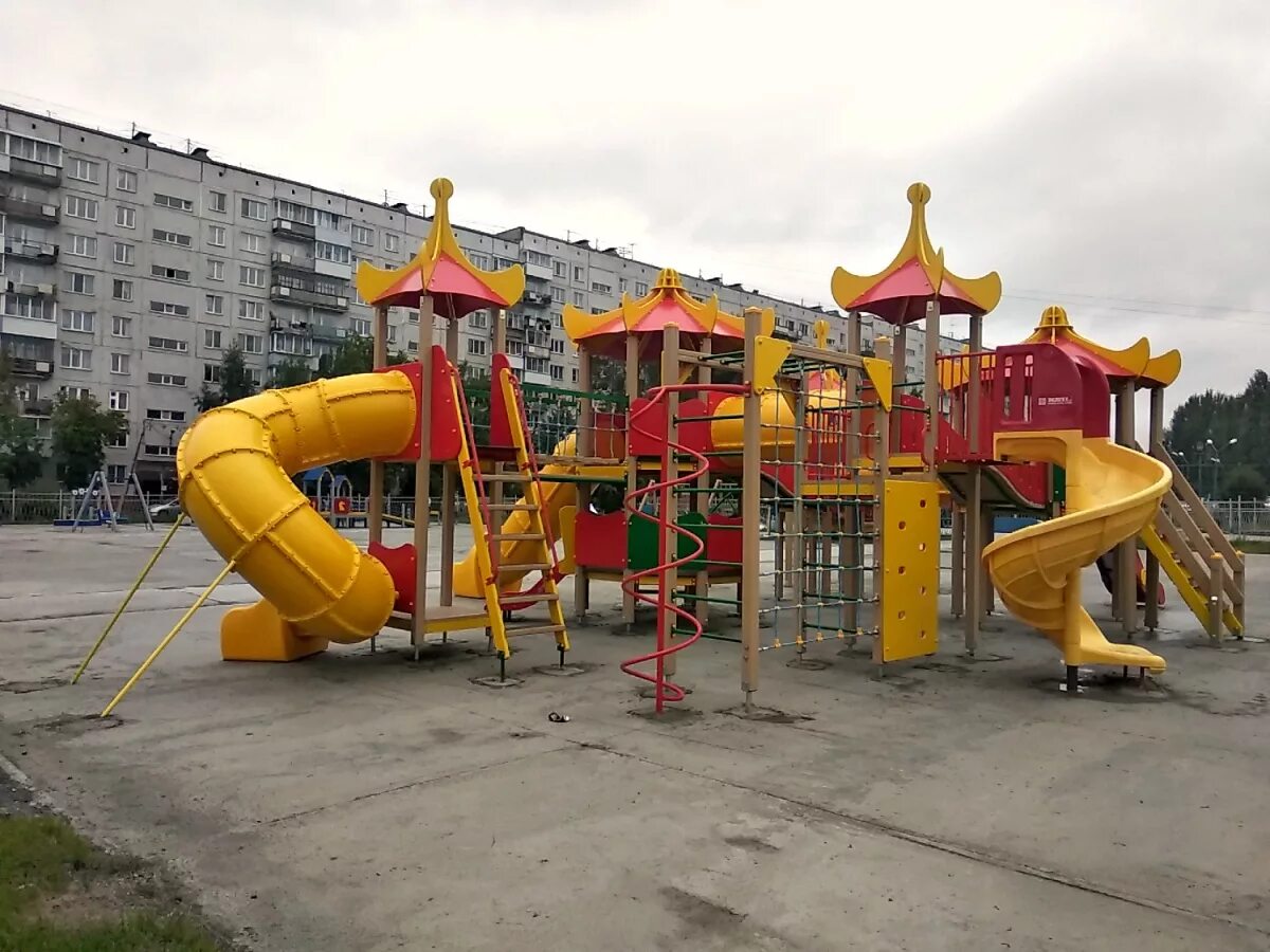 Дети горки большие. Детский городок Водяновой Чернушка. Детская площадка Новоуральск кораблик Автозаводская. Дубна детский городок. Детская площадка Водяновой Якутск.