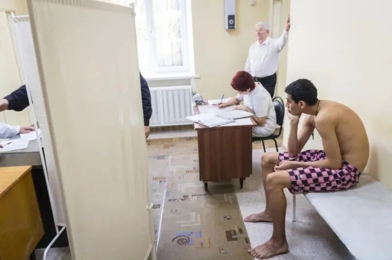 Можно ли пройти медкомиссию не в военкомате. Призывная медкомиссия в военкомате. призывники на медкомиссии. медосмотр призывников в военкомате. военкомат хирург.