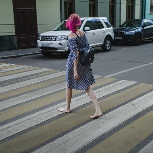 Девушка босиком. Босиком летом. Девушка ходит босиком. Полина смерч. Люди летом в городе.