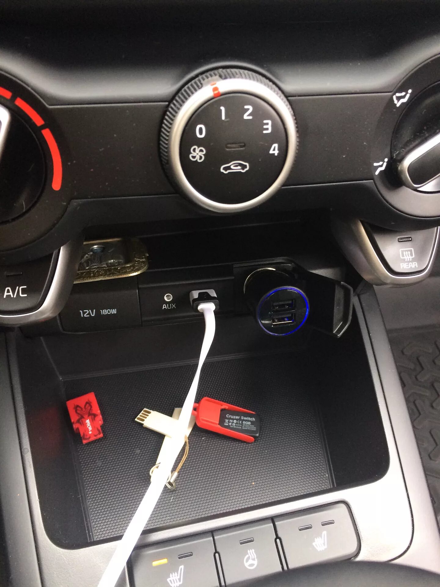 USB Kia Rio 4. Разъем USB Kia Rio 2022. Киа Рио разъем aux. Kia Rio USB aux.