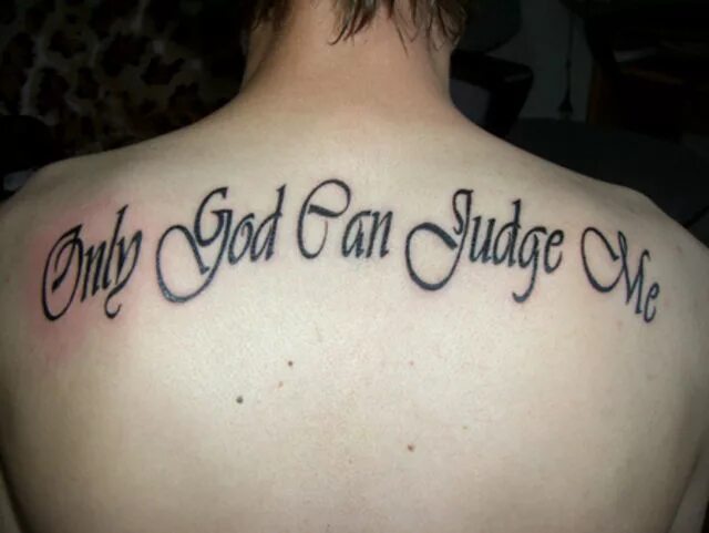 Татуировка только бог мне судья. Тату надпись на спине. Татуировка only god can judge me. Тату со смыслом. Тату надпись only god can judge me.