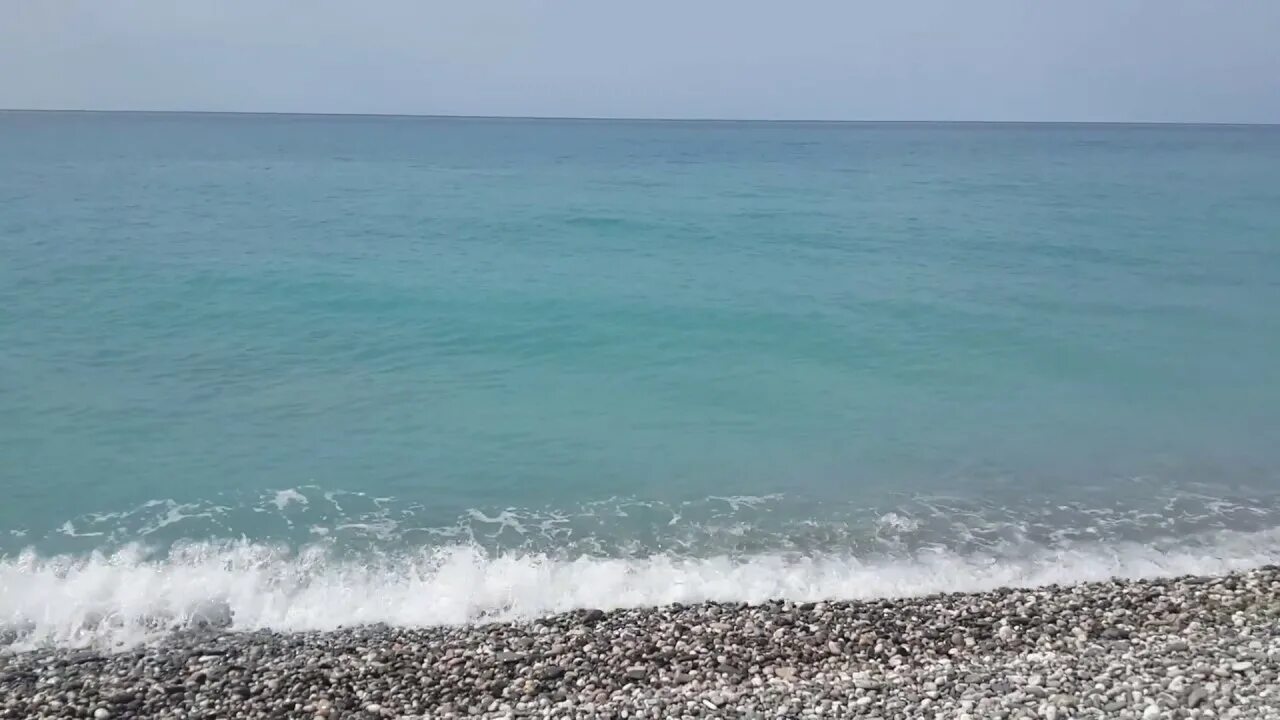 Какое сейчас море в абхазии. Черное море абхазия. чёрное море абхазия айфонские. обои на рабочий стол море абхазия. абхазия волны.