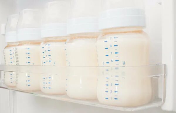 Хранение сцеженного грудного молока. Сцеженное молоко в холодильнике. Хранение сцеженного молока в холодильнике. Грудное молоко хранение.