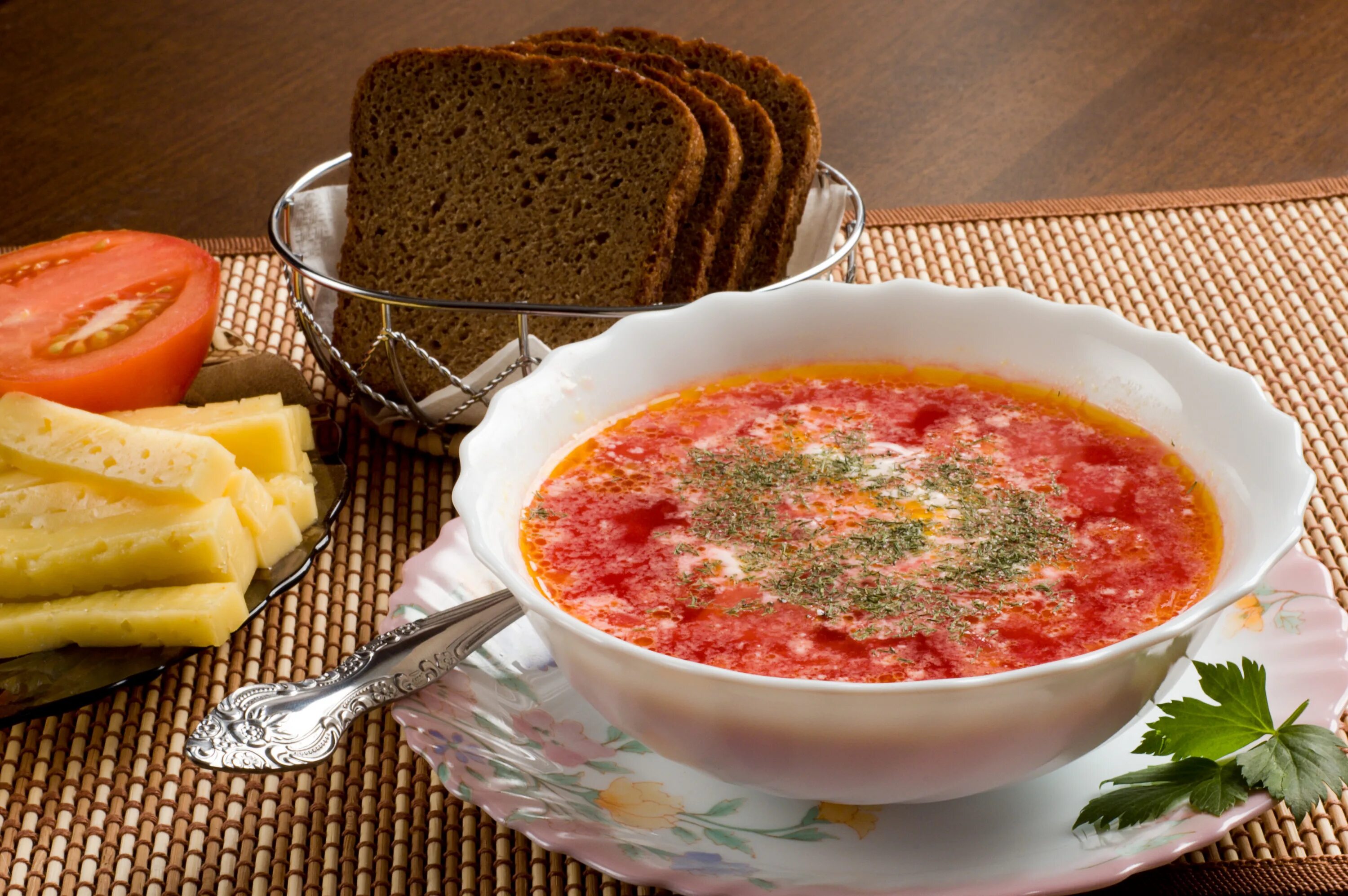 Суп с помидорами и картошкой. Домашняя еда. Вкусная домашняя еда. Домашний обед. Красивый обед.