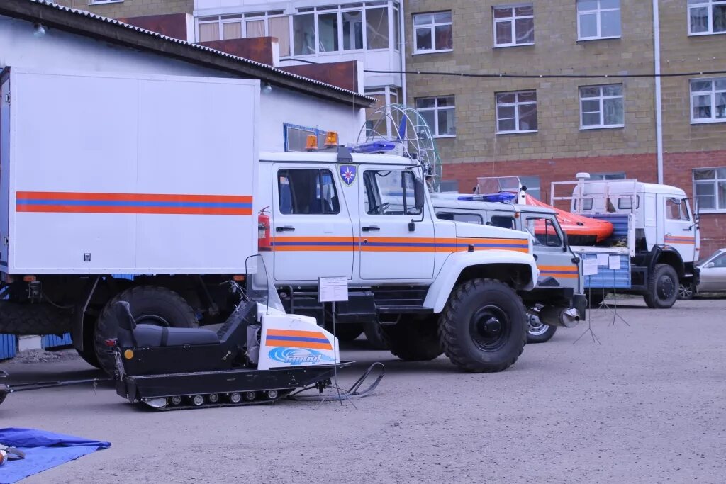 Аварийно спасательная поисковая служба. МЧС аварийно-спасательная техника. Пожарно-спасательная служба Иркутской области. Аварийно-спасательный автомобиль. Спасательные машины.