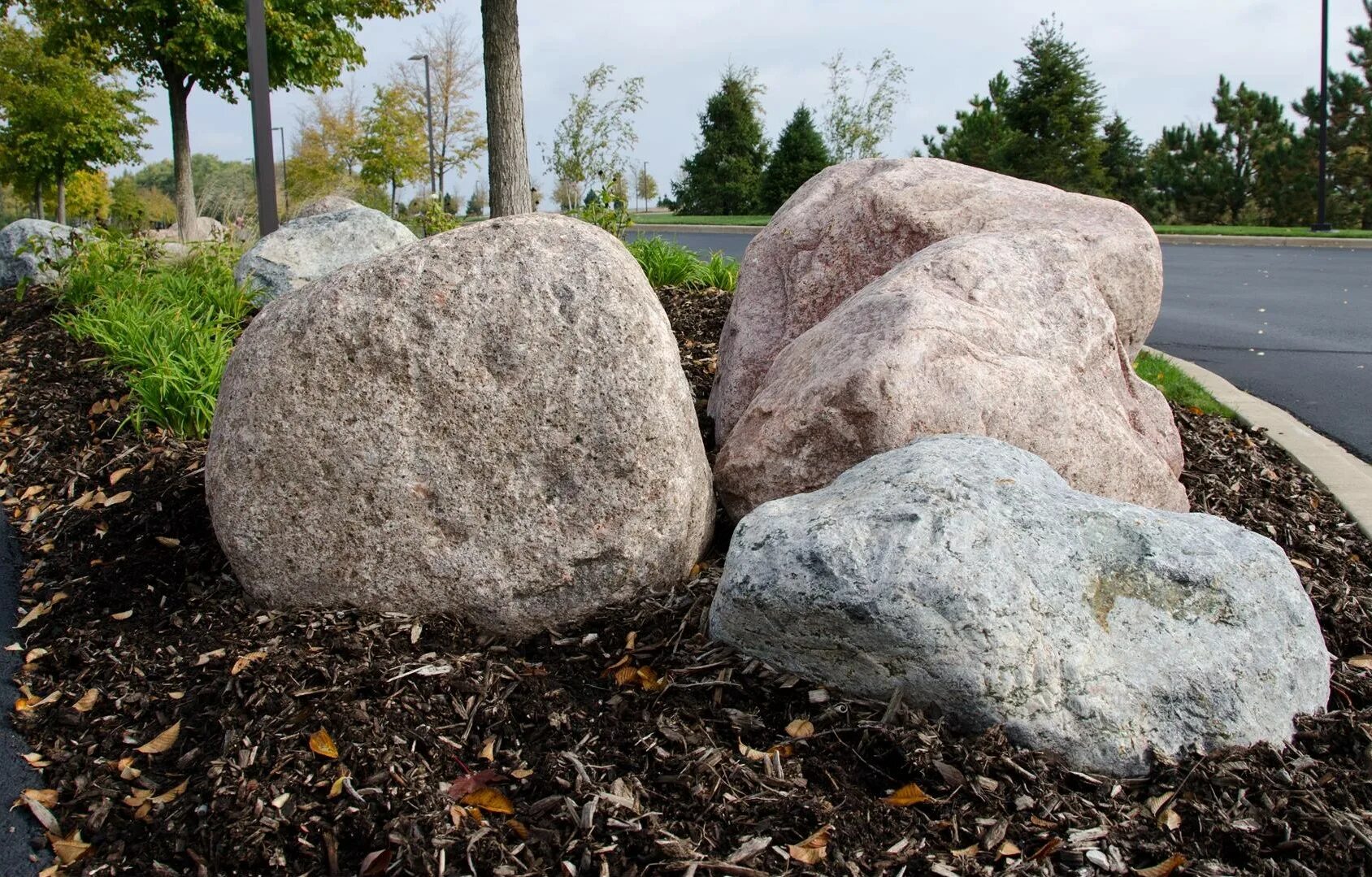 Granit stones. Валун глыба гранит. Гранит валунный. Камень валун большой. Камень гранит валун.