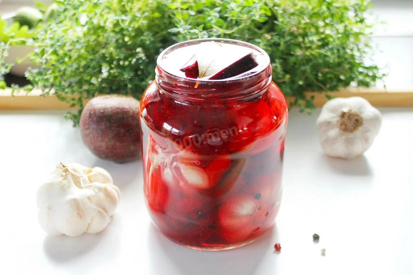 Свекольный салат на зиму в банках. Чеснок красный. Свекла с чесноком. Свекла чесноком на зиму. Свекла чесноком на зиму.
