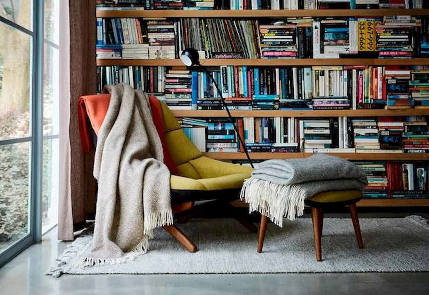 Reader's Corner. Cozy reading. Home reading Corner pictures. Reading corner