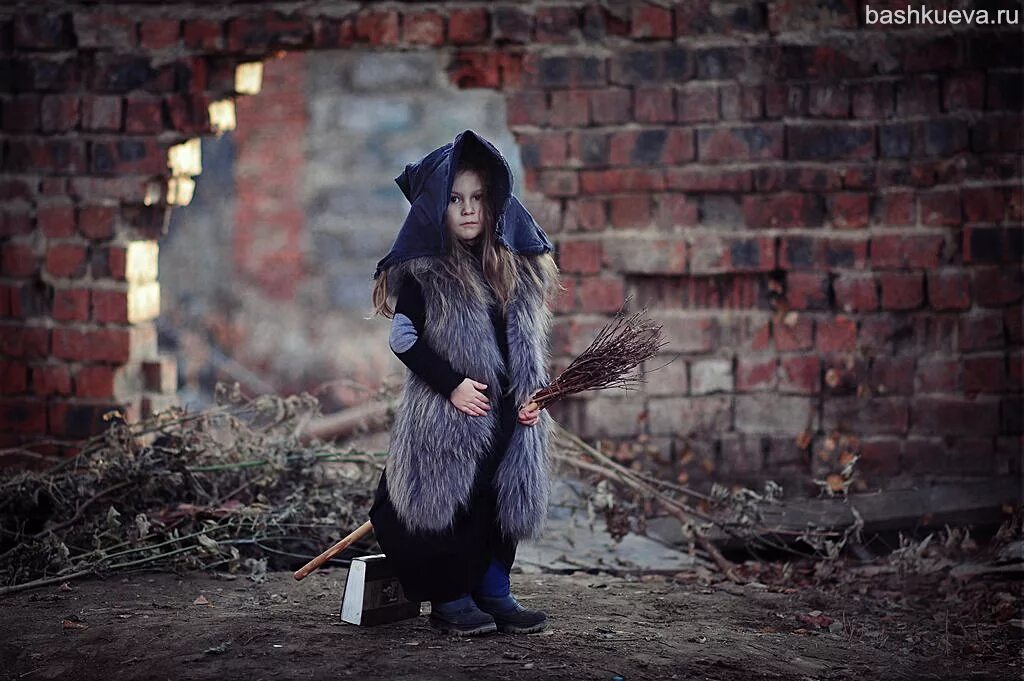 Фото маленькой колдуньи. Маленькая колдунья фото. Добрая ведьма. Ведьма для детей. Маленькая ведьмочка.