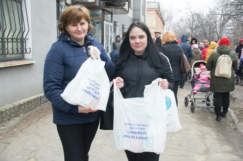 Помог матери одиночке. Помощь матерям одиночкам. Гуманитарная помощь матерям одиночкам. Мать одиночка в ДНР. Социальная поддержка одиноких матерей.