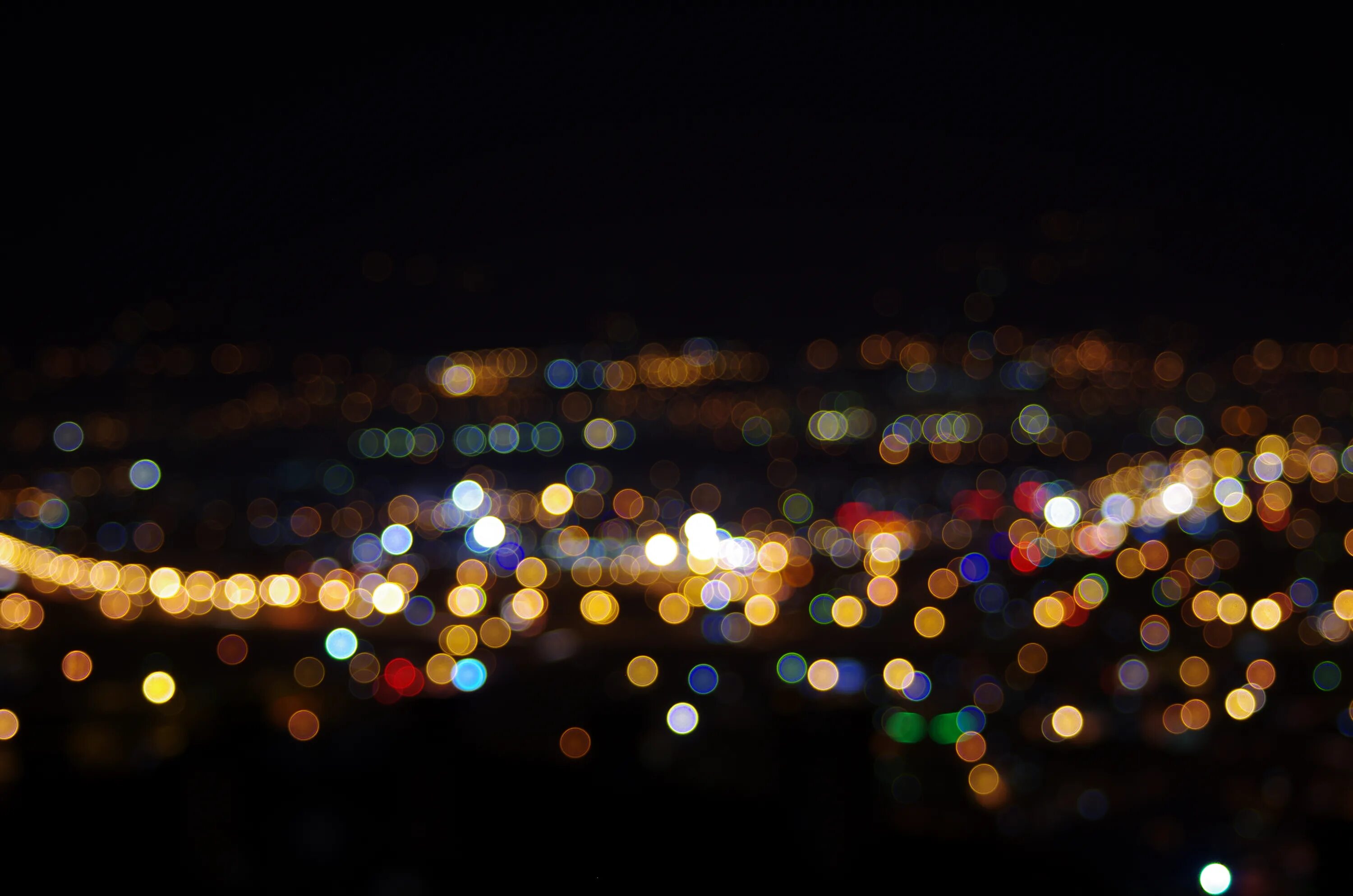 Ночные огни напоминают. Ночной город. Город в огне фон. Ночная городская дорога с боку. Дорога с боку.