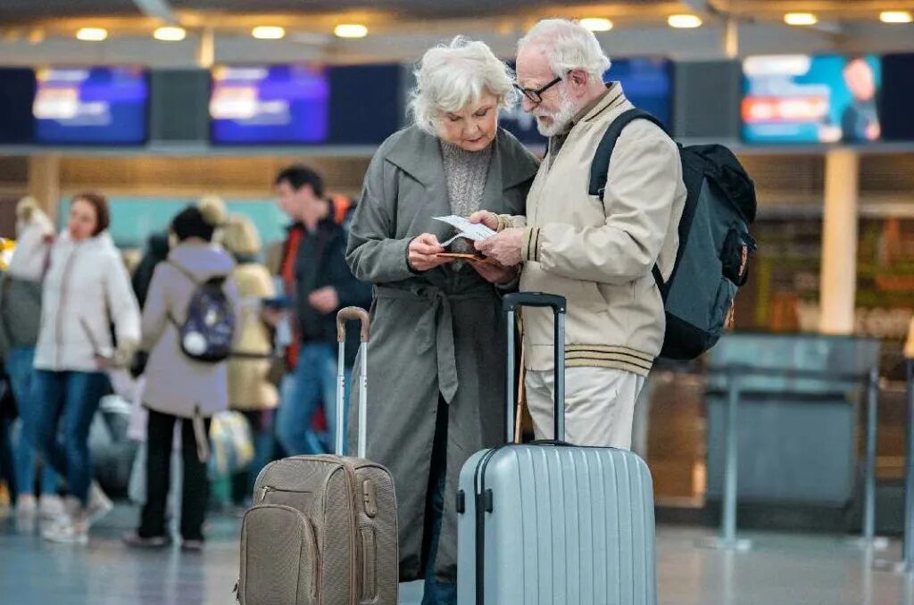 Пенсионеры в самолете. Пенсионеры за границей. Пожилые люди в России. Бабушка в самолете.