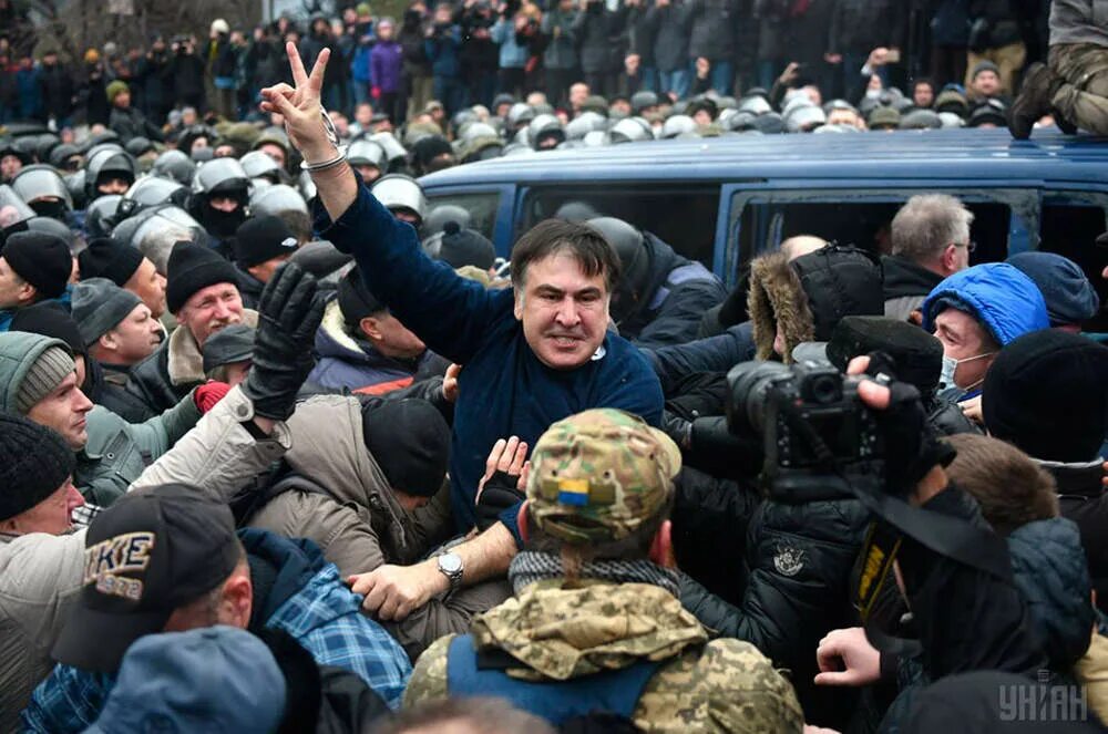 Униан ютуб последнее. Саакашвили на майдане. саакашвили на майдане фото. униан украина. униан новости украины.