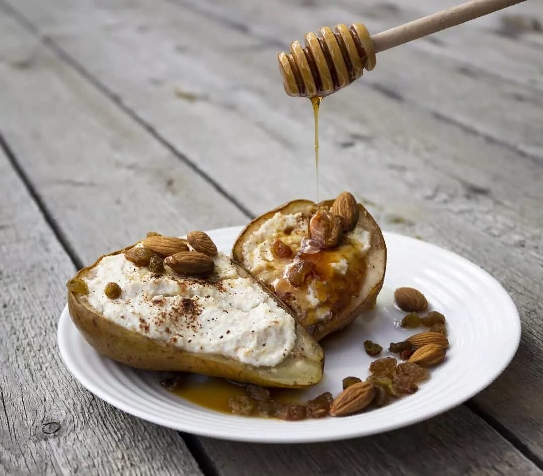 Печеные с медом. Запеченная груша с медом. Груша с медом и орехами. Груша с медом и корицей. Запеченная груша с корицей.