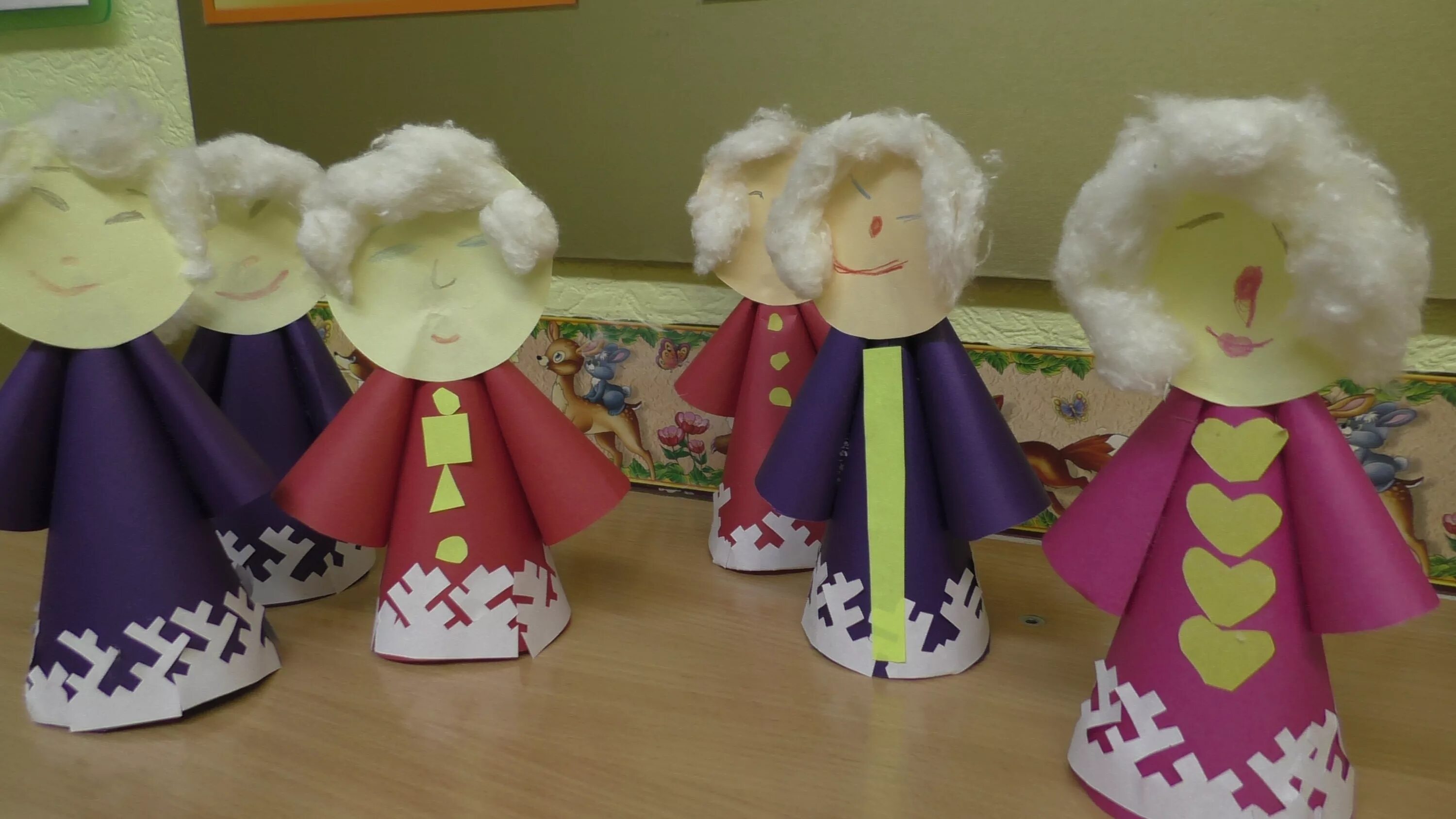 ручной труд в старшей группе. поделки для кукол. конструирование из конуса. конструирование куклы. поделки из бумаги для девочек.