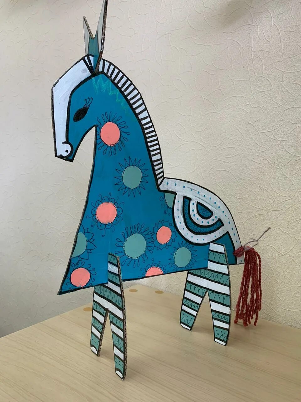 лошадь из гофрокартона. лошадка качалка из картона. лошадка из картона своими руками. лошадка из картона. лошадь из картона объемная.