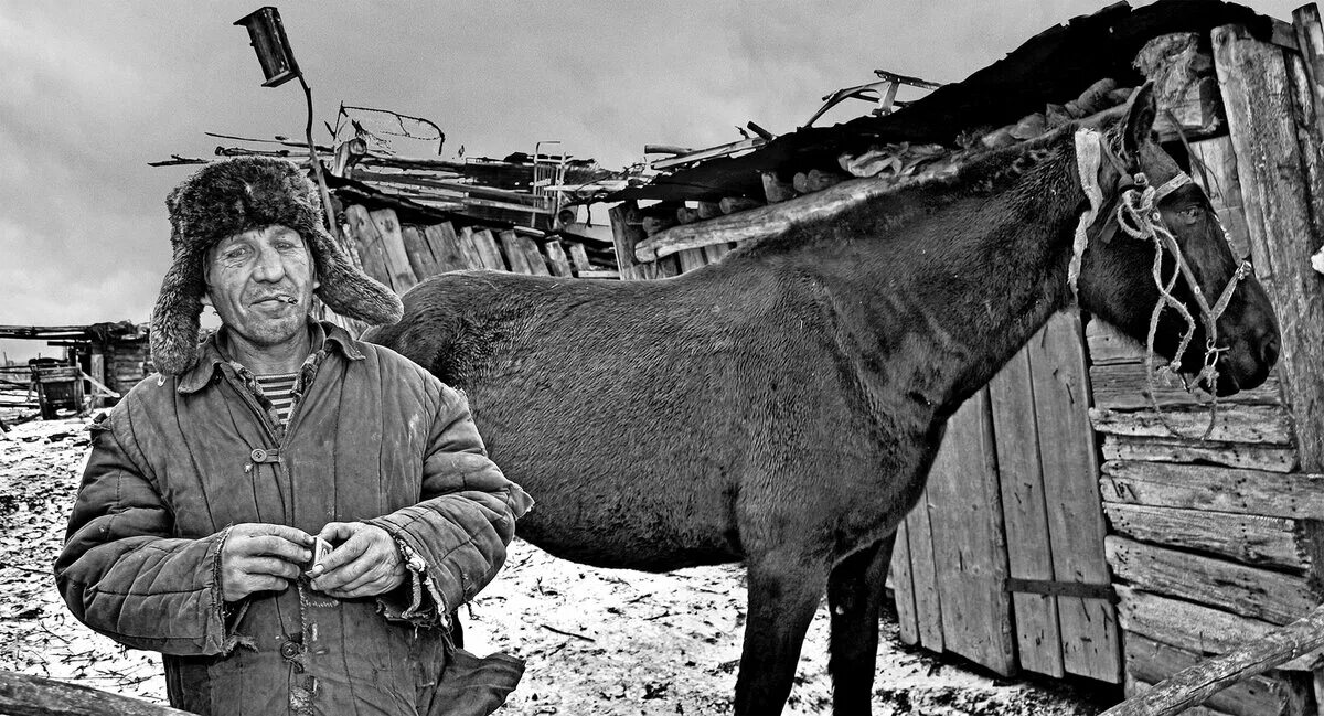 Какое животное принес в дом колхозник. Ватник человек. колхозник в ватнике. мужчина в ватнике. колхозник в шапке ушанке.