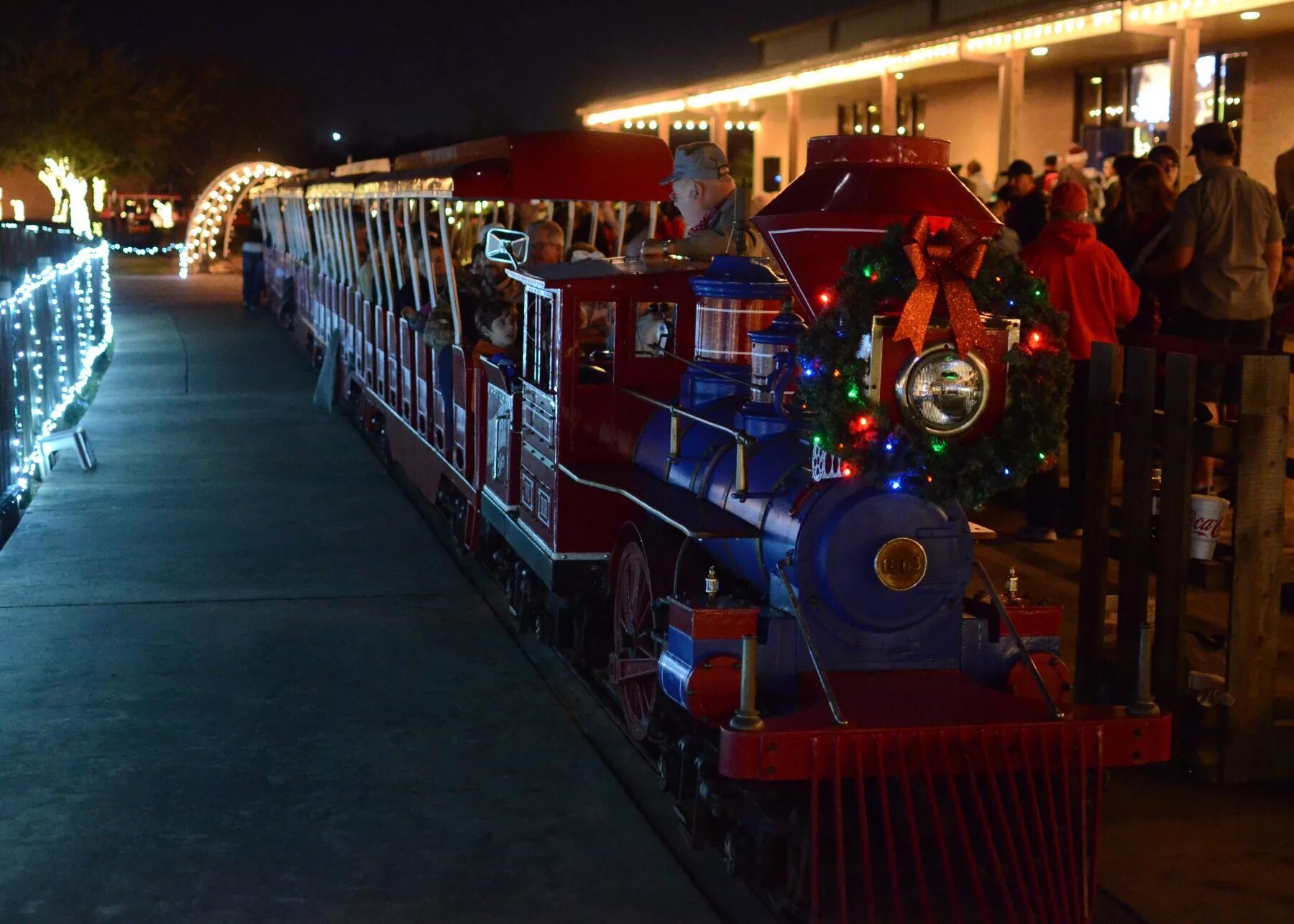Christmas trains. Поезд игрушка рождество. Железная дорога lemax новогодний экспресс. Новогодний поезд подарки игра. Игрушечная железная дорога новогодняя.