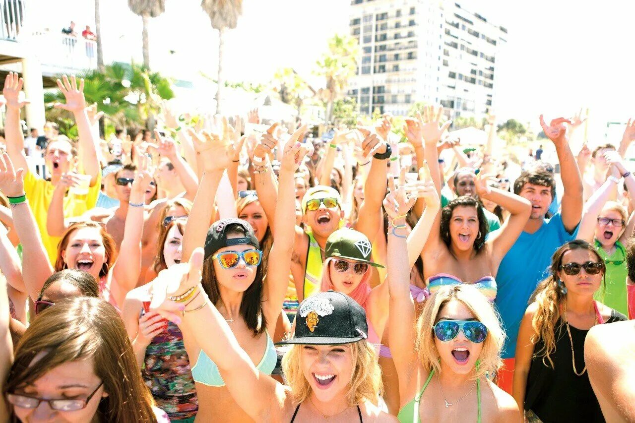 шумные каникулы. переменка мультсериал. вечеринка на природе. весенние каникулы фильм 2013. летние каникулы.