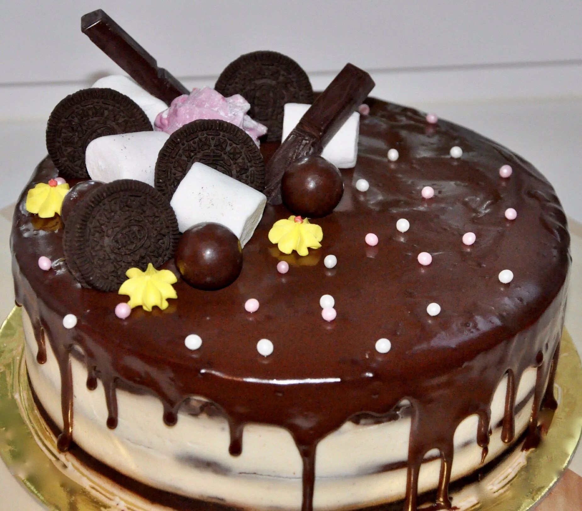 Торты на день рождение фото рецепт. Украшение торта. Шоколадный торт. Украшение домашнего шоколадного торта. Несложное украшение торта.