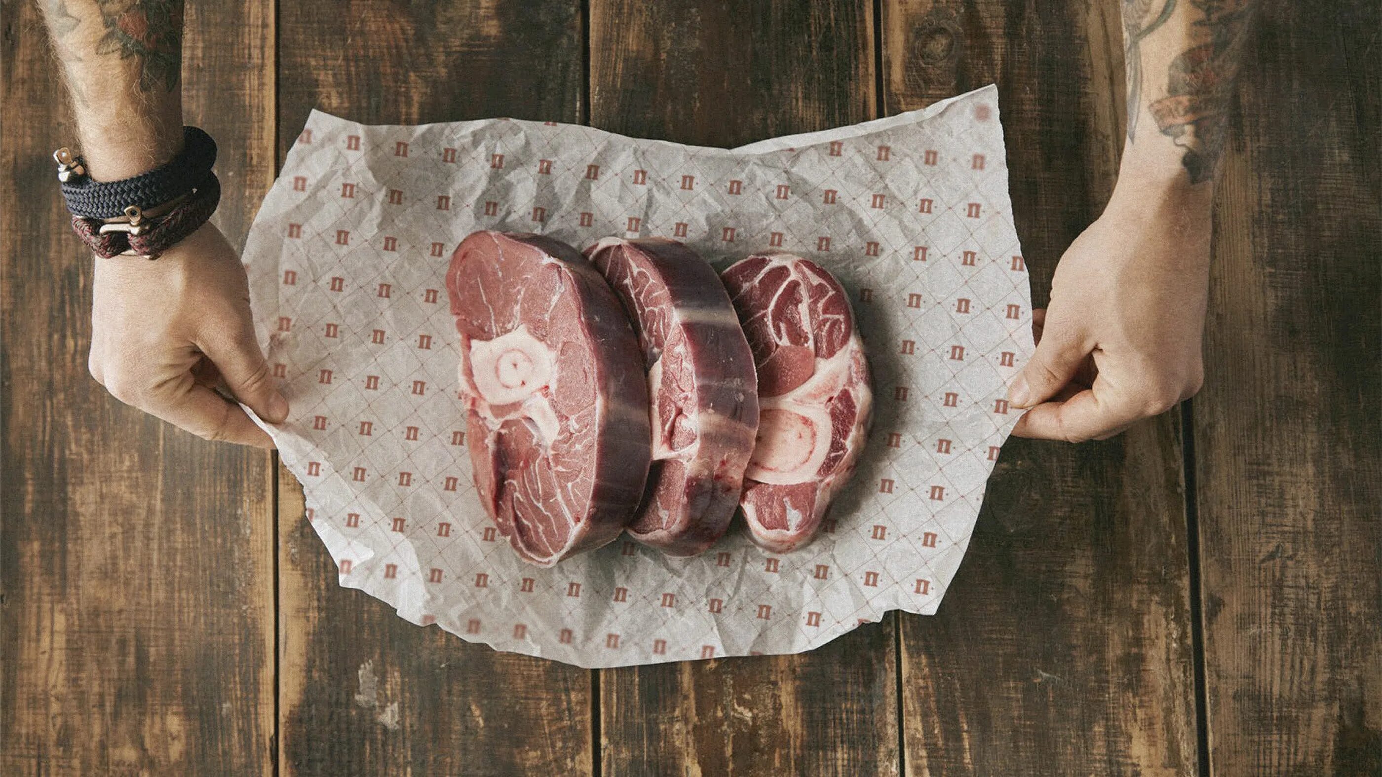 Как сохранить мясо. Колбаса в руке. мясо завернутое в бумагу. мясо на пергаменте.