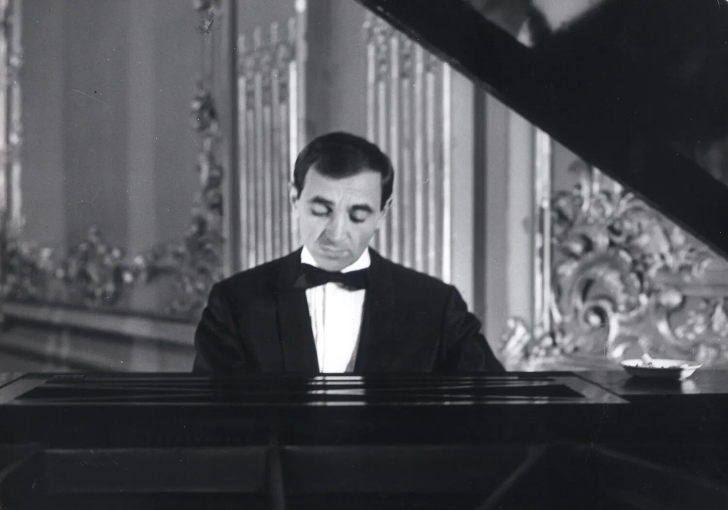 Shoot the piano player. Стреляйте в пианиста фильм 1960. Стреляйте в пианиста Трюффо. Мишель Мерсье стреляйте в пианиста. Стреляйте в пианиста 1960 кадры.