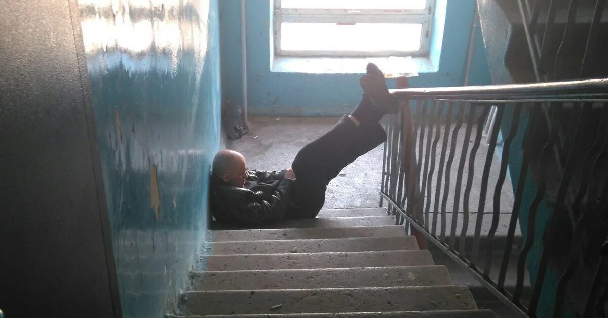 Бомж в подъезде куда. Фотосессия в подъезде. Сидят в подъезде. Страшный подъезд.