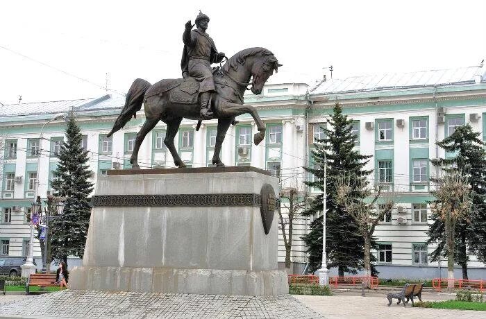 Памятники культуры тверской области. Памятник Михаилу Тверскому в Твери. Тверь достопримечательности памятник Михаилу Тверскому. Памятник князю Михаилу Тверскому.