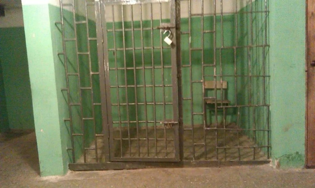 Сдать кпз в гранд мобайл. Полицейская камера решетка кпз. комната административно задержанных. камера административно задержанных. обезьянник.