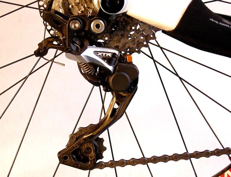 Как поставить цепь на велосипед со скоростями. Натяжитель цепи шимано для велосипеда. Переключатель Deore XT цепь. Шимано XT задний переключатель цепь. Натяжитель цепи велосипеда Shimano задний.