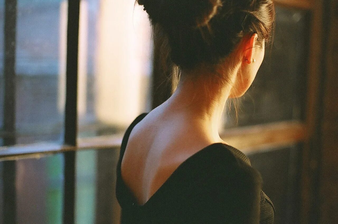 Красивая женщина без лица. Женщина со спины. девушка сзади. девушка с пучком со спины. красивая женщина со спины.