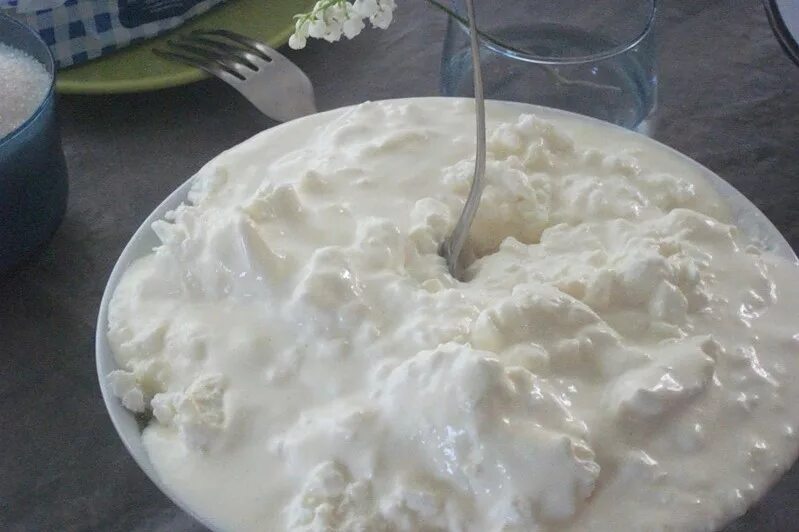 Фото со сметаной. Творог со сметаной. Творог со сметаной и сахаром. Творог со сметаной в тарелке. Сметана диетическая.