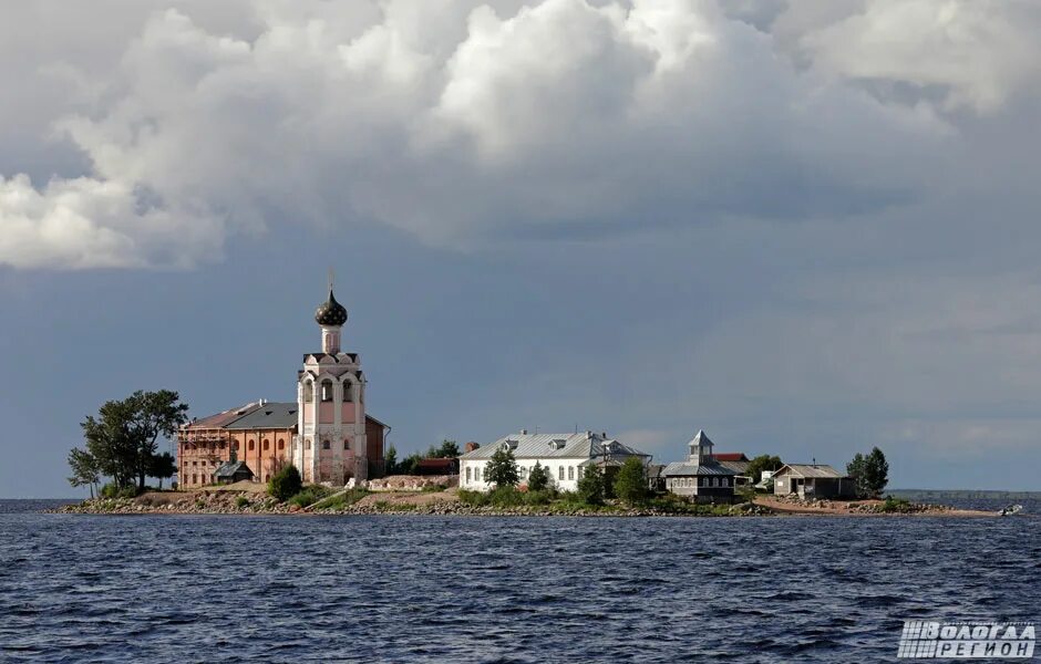 Погода кубенское озеро. Спасо-каменный монастырь Вологда. Спасо Каменский монастырь Вологодская область. Монастырь на озере Кубенском в Вологодской. Устье Кубенское монастырь.