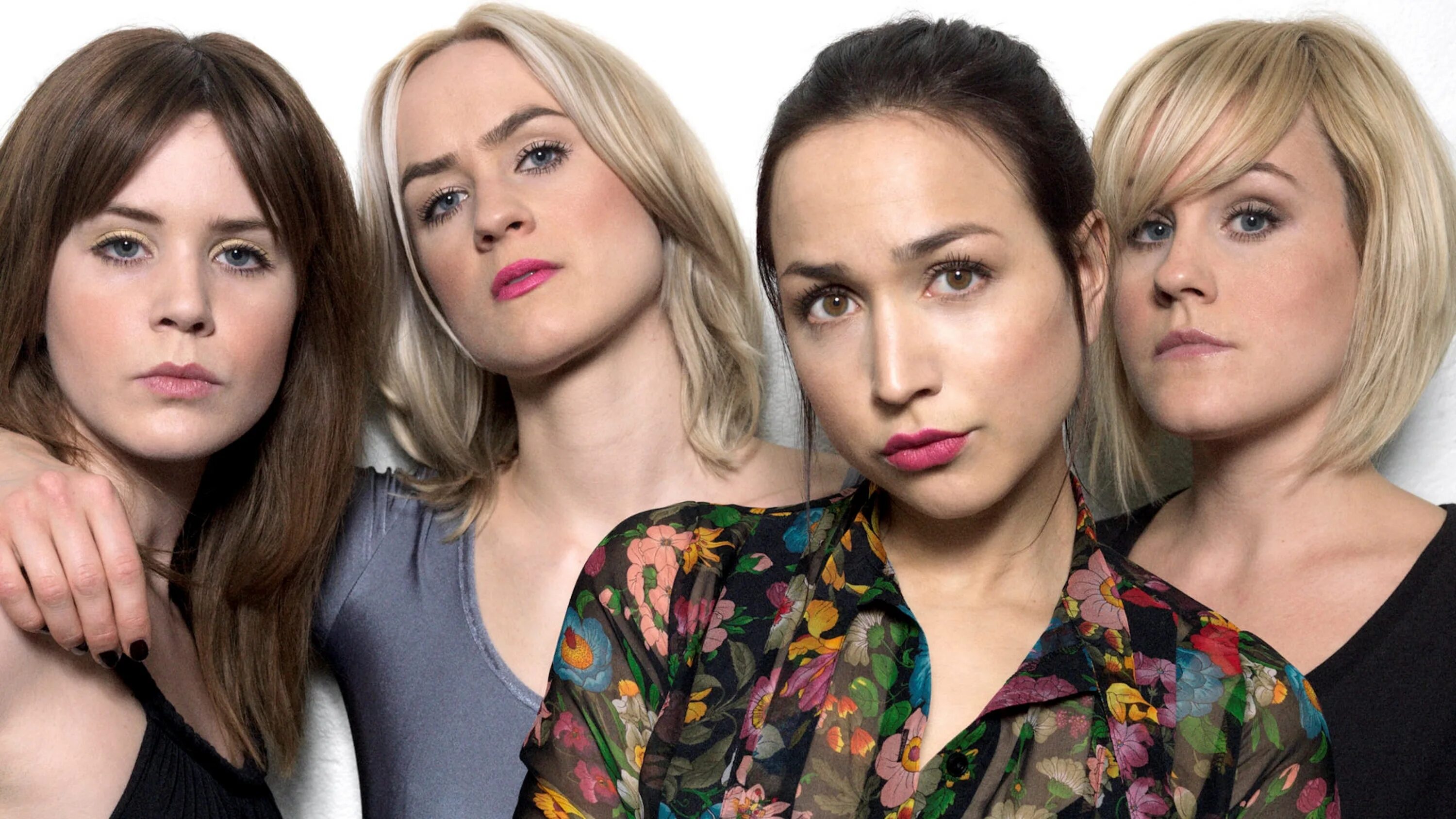 Три подружки. 4 подруги. Sahara hotnights. Женщины подруги. Подруги в вечерних платьях.