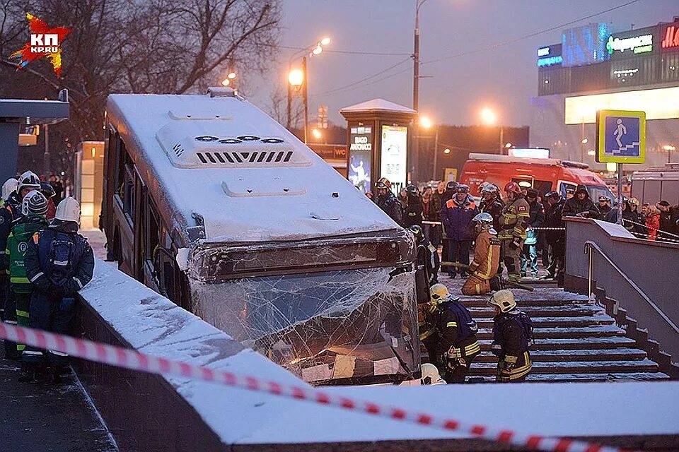 Упавший автобус с людьми в мойку. Автобус славянский бульвар авария. дтп автобус славянский бульвар. авария автобус подземный славянский бульвар. авария на славянском бульваре в метро автобус.