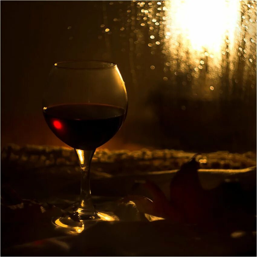Вечер с бокалом вина. Вечер с вином. Вечер бокал. Бокал красного вина. Ночь в бокале песня