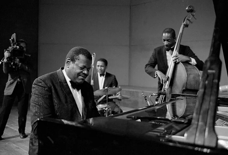 Jazz oscar. Oscar peterson. the oscar peterson trio. оскар питерсон джаз.