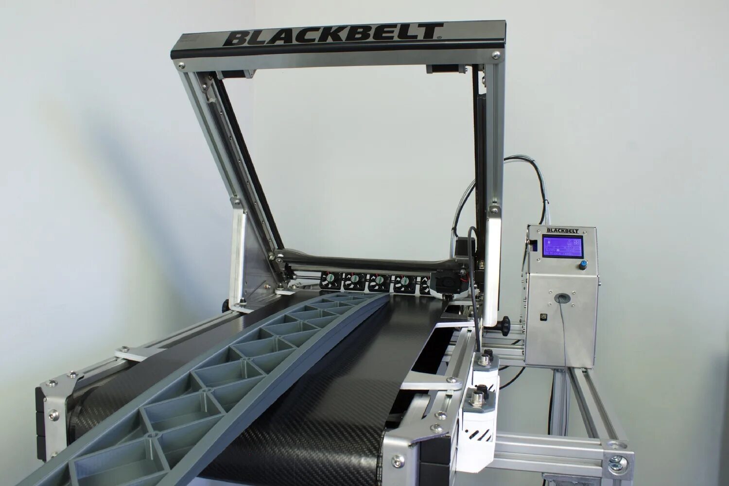 Blackbelt 3d Printer. Ленточный 3д принтер Creality. Conveyor Belt 3d. 3d принтер конвейер. За 4 часа 3d принтер напечатал 68