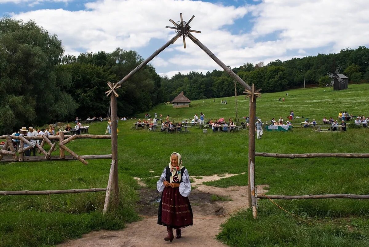дорогинка. музей пирогово, украина, киев. деревня киев. музей народной архитектуры и быта украины пирогово. деревня киев.
