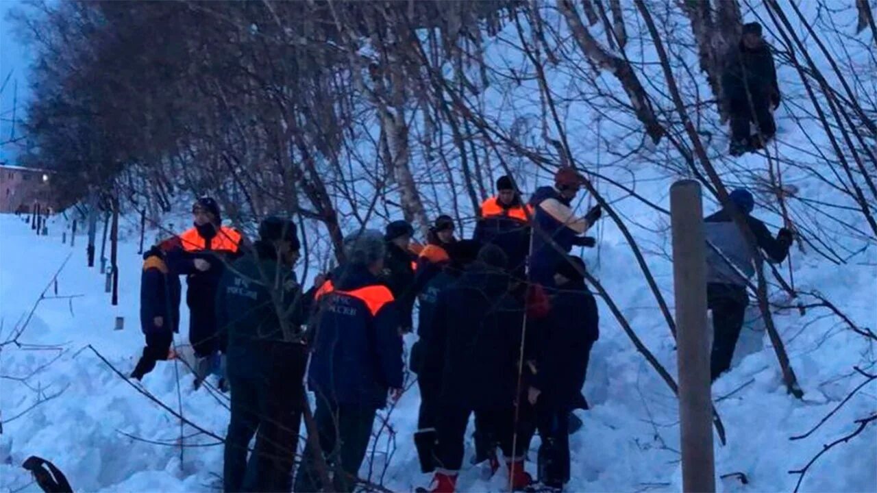 Спасательная операция в амурской новости. Лавина на Камчатке. Сход лавины на Камчатке. Камчатский край снежные лавины.