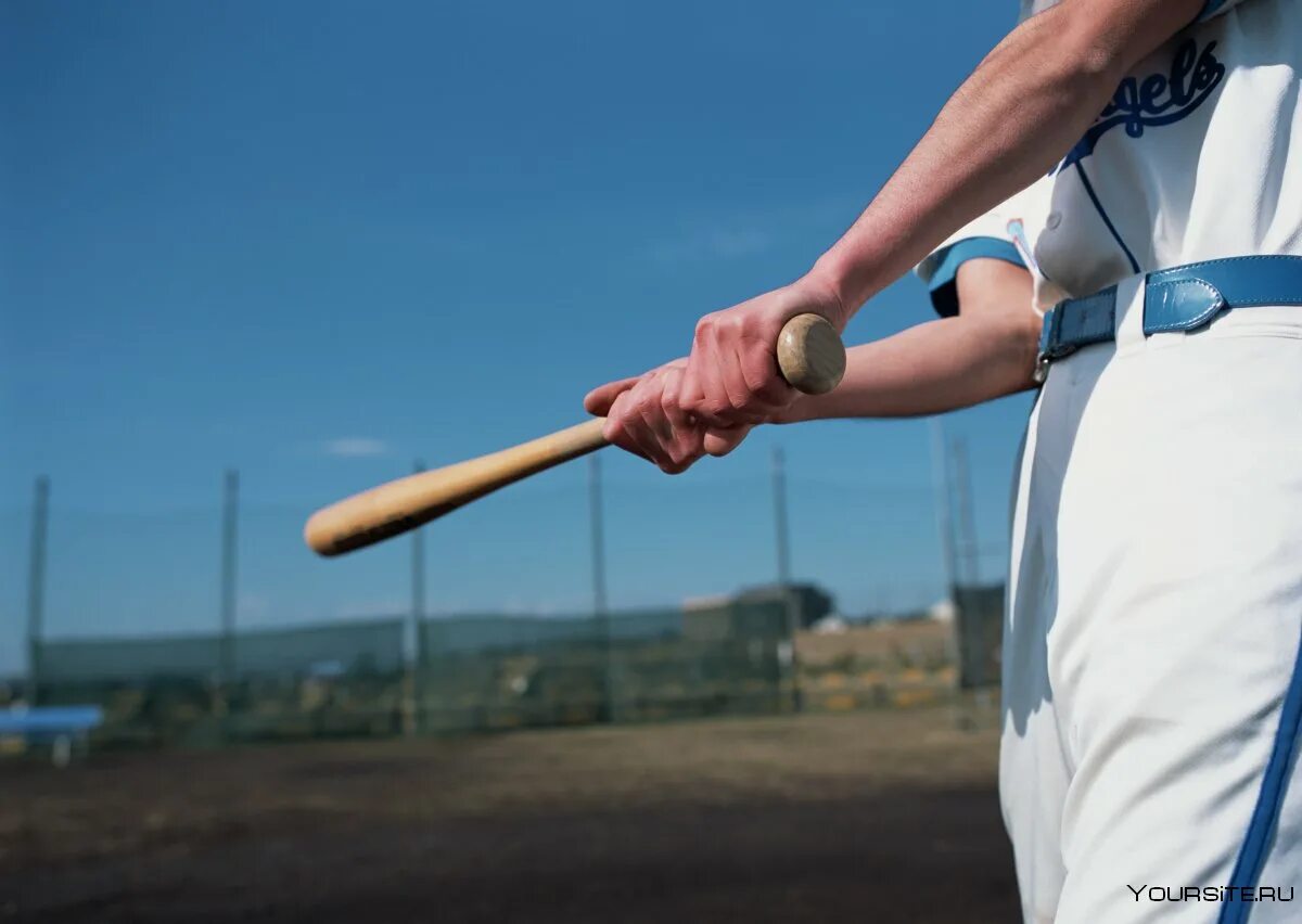 Мужчина забивает гвоздь. Бейсбольная бита с шипами. Приемы нападения и самозащиты. Бить предметы. Бить предметы.