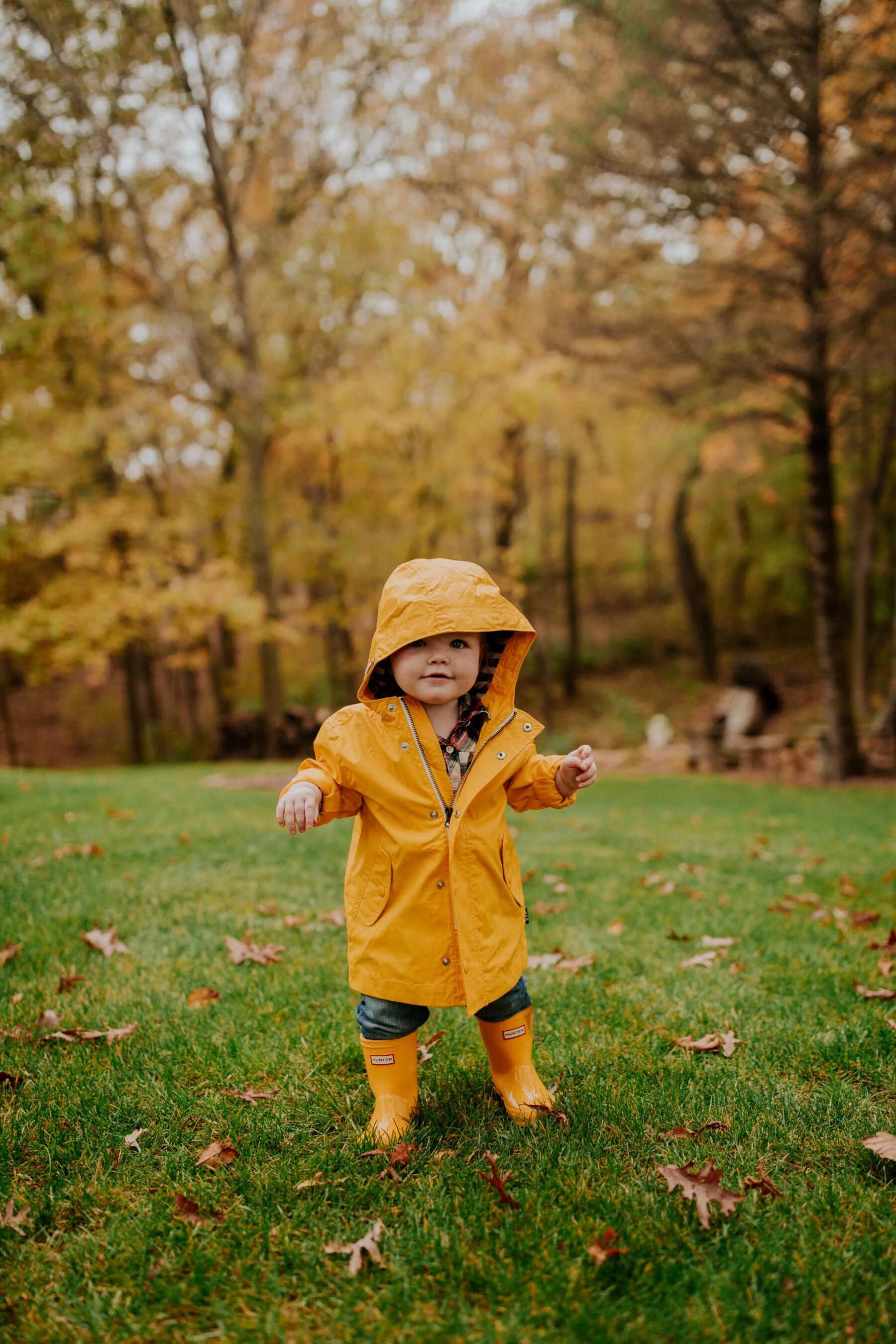 Мод на малыша в желтом. Осенняя одежда для детей. Осень для детей. Детские осенние одежды. Дети осенняя одежда осень.