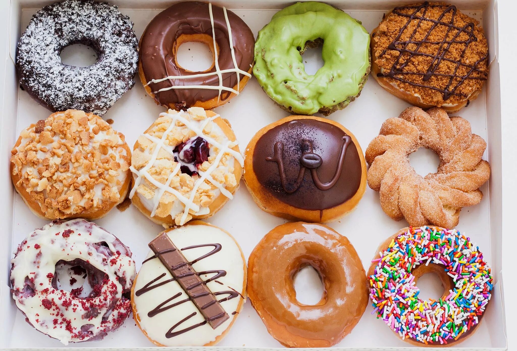 Пончики криспи крим в москве. Криспи крим упаковка. Криспи крем. Пончики krispy kreme. Коробка пончиков krispy kreme.