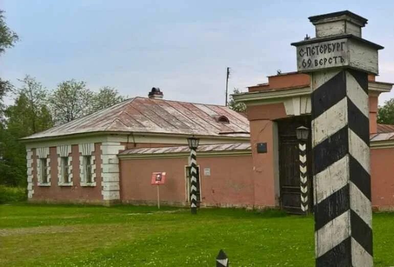 Картинки на стенах смиренной но опрятной обители. Выра музей станционного смотрителя. Дом станционного смотрителя Гатчинский район. Выра дом станционного смотрителя музей сайт. Музей дом станционного смотрителя Гатчинский район.