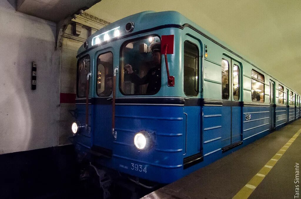 Д вагон метро