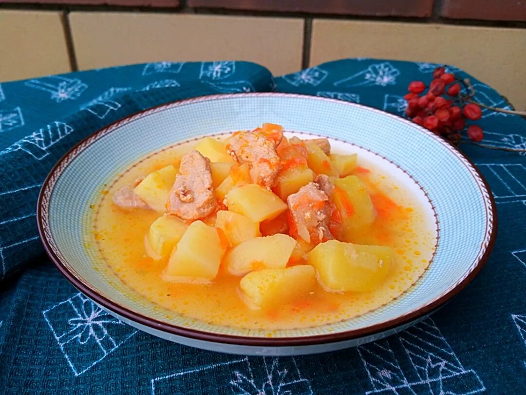 Соус из говядины с картошкой. Мясной соус с картошкой. Картофельный соус со свининой. Мясной соус с картошкой. Соус картошка с мясом.