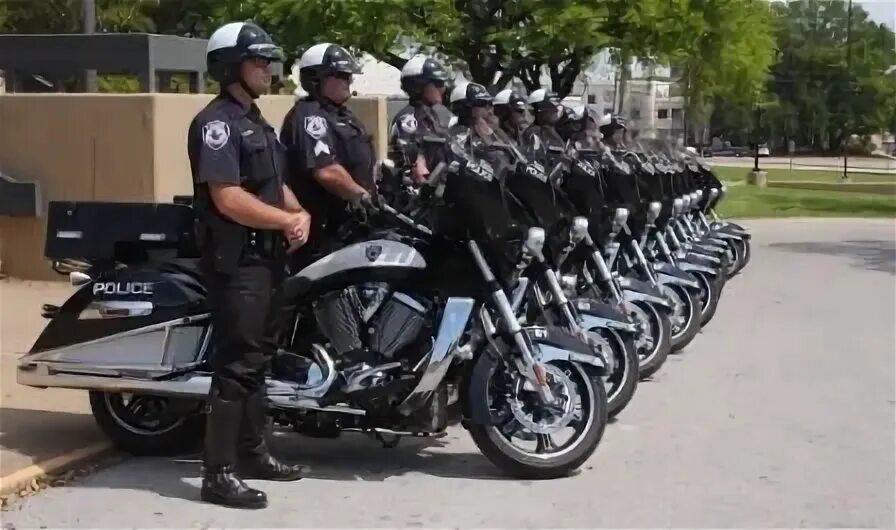 Полицейские мотоциклы Германии. Мотоцикл полиция. В форме полиция на мотоцикле. Полиция США мотоциклисты. Можно ли таранить мотоцикл полицейским